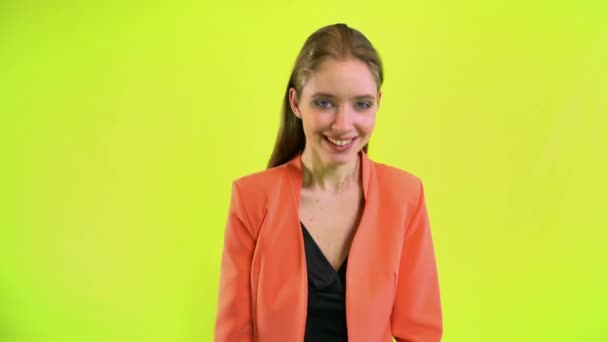Felice donna positiva ridendo nello studio spaziale su sfondo giallo - Filmati, video