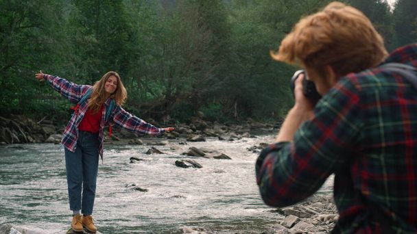 Photographe photographiant une femme à River. Fille faisant grimace drôle à la caméra  - Photo, image