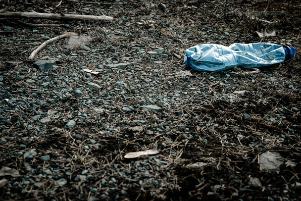 Управление отходами. Пластиковый мусор в лесу окружающей среды. Мусор в лесах. Экология и загрязнение окружающей среды - Фото, изображение