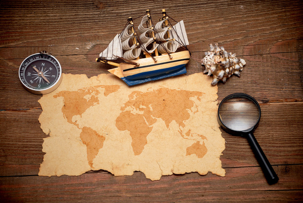 Modell klassisches Boot, Kompass und Lupe auf Holzhintergrund - Foto, Bild