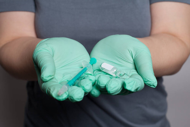 Medizinische Hände mit Coronavirus-Testkit. Medizin, Gesundheit und Covid-19-Konzept - Foto, Bild