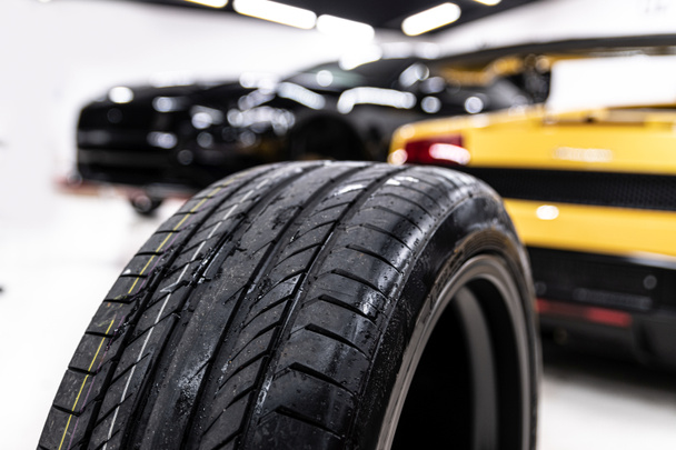 Service moderne de changement de pneus de voiture. roue à ressort et pneus - Photo, image