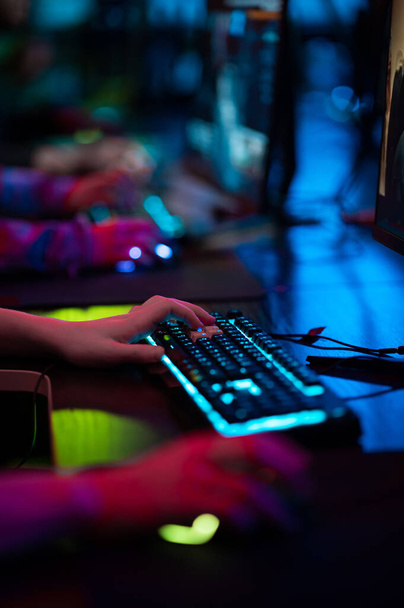 Руки чоловічого гравця під час напруженої гри, клавіатури і миші видно
. - Фото, зображення