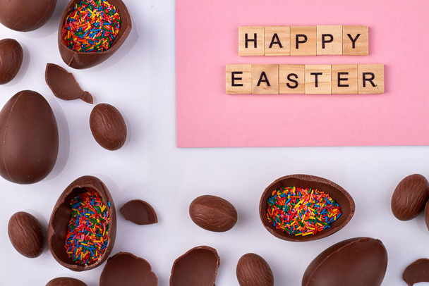 Feliz Pascua y huevos de chocolate. - Foto, imagen