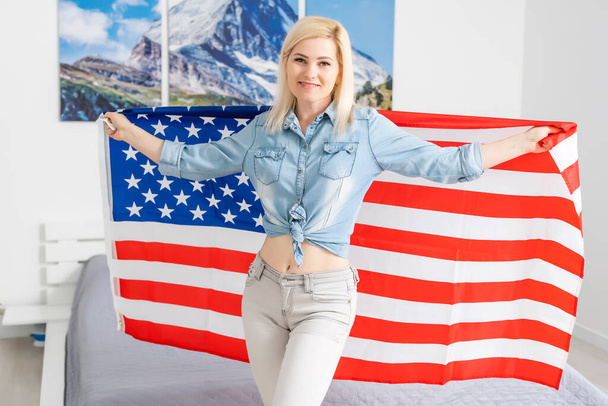 Горда жінка з американським прапором і посміхається - Фото, зображення