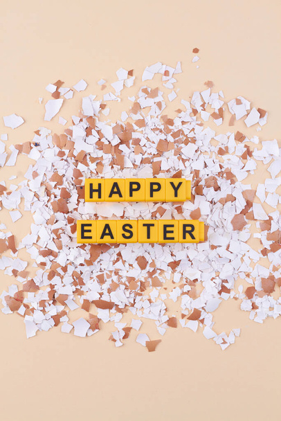 Pedaços de casca de ovo e feliz desejo de Páscoa. - Foto, Imagem