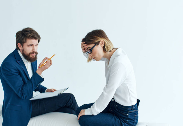 Üzleti férfiak és nők ülnek a kanapén, és az alkalmazottak pszichológiáját kommunikálják.  - Fotó, kép