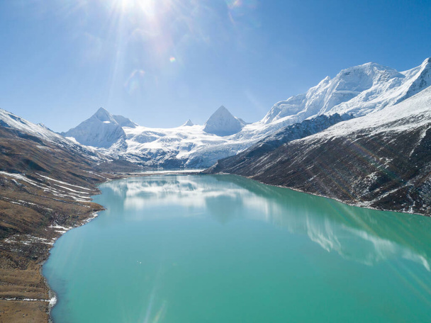 Montagne di neve sotto il cielo blu in Tibet, Cina - Foto, immagini