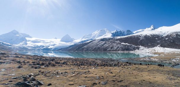 Snow mountains and lake under blue sky in tibet,China - Foto, Imagen