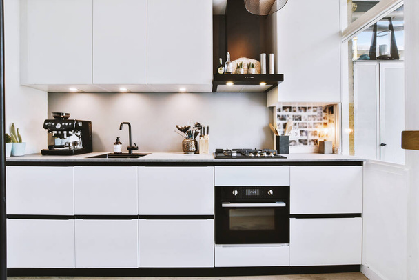 Moderne keuken met keukengerei en keukenapparatuur - Foto, afbeelding