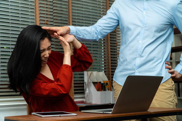 Босс пытается потрогать плечо молодой сотрудницы в офисе на рабочем месте. Она чувствует себя некомфортно и боится сексуального насилия. Концепция сексуального домогательства на рабочем месте - Фото, изображение