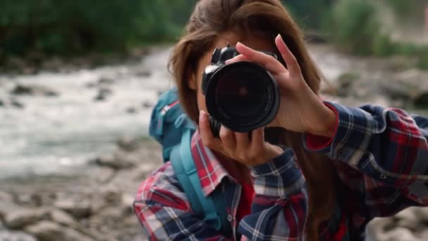 Πεζοπόρος με φωτογραφική μηχανή. Χαμογελαστή γυναίκα τραβώντας φωτογραφίες ορεινό τοπίο  - Πλάνα, βίντεο