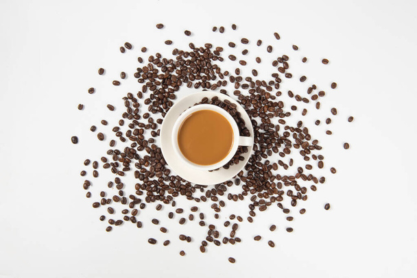 Tasse à café et grains de café sur fond blanc - Photo, image