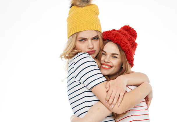 duas mulheres em chapéus multicoloridos abraço amizade comunicação moda corte vista - Foto, Imagem
