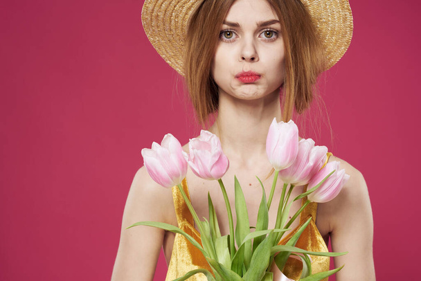 Hezká žena v klobouku kytice květiny dovolená emoce růžové pozadí - Fotografie, Obrázek
