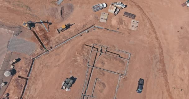 Roboty budowlane w budynku układanie rur w fundamentach pod nowe budynki kompleksu mieszkalnego - Materiał filmowy, wideo