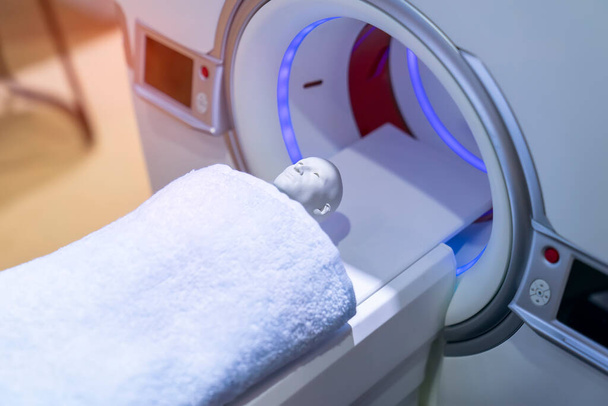 model patiënt ondergaat CT scan in ziekenhuis - Foto, afbeelding