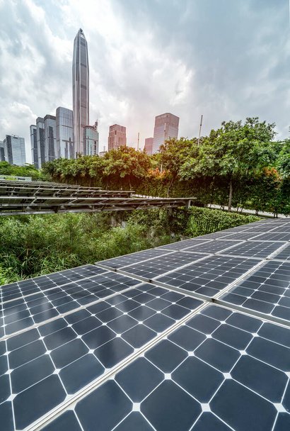 Ekologinen energia uusiutuva aurinkopaneeli kasvi kaupunkikuva maamerkkejä - Valokuva, kuva
