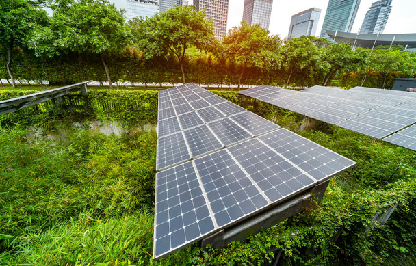 Ekologinen energia uusiutuva aurinkopaneeli kasvi kaupunkikuva maamerkkejä - Valokuva, kuva