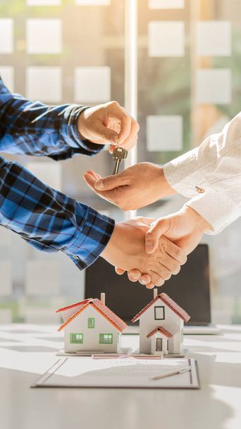 Ein Immobilienmakler empfiehlt Haustypen und Verträge zum Kauf und zur Miete. - Foto, Bild