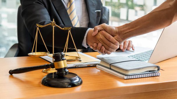 Üzletemberek és férfi ügyvédek vagy bírói tanácsadók tanácskozása a jogi koncepcióiroda ügyfeleivel. - Fotó, kép