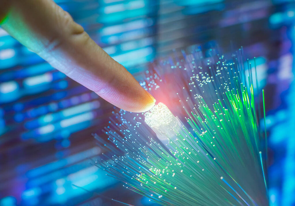 Teknoloji arka planında fiber optiğe dokunmak - Fotoğraf, Görsel