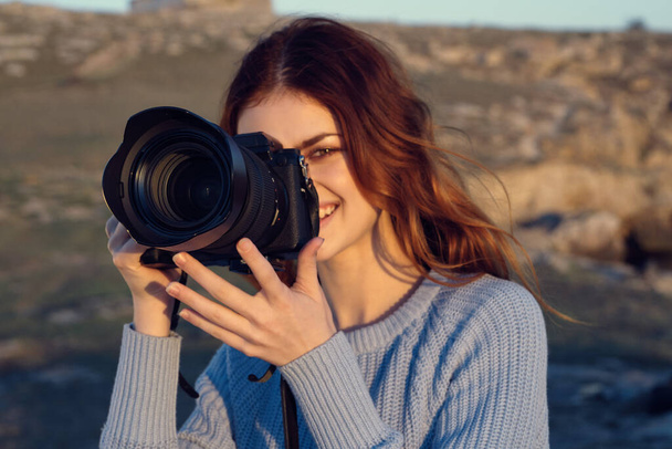mulher alegre fotógrafo ao ar livre montanhas rochosas paisagem férias natureza - Foto, Imagem