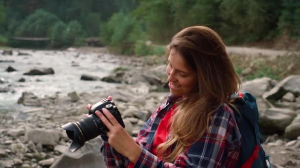 Φωτογράφος με φωτογραφική μηχανή. Ελκυστική γυναίκα τραβώντας φωτογραφίες στην κάμερα - Πλάνα, βίντεο