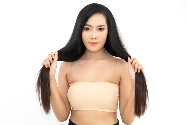 Schöne hübsche asiatische Frau saubere frische gesunde weiße Haut Schönheitspflege mit schwarzen langen glänzenden glatten Haaren isoliert auf weißem Hintergrund.Haarkosmetik - Foto, Bild