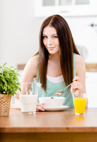 Girl eatingmuesli and citrus juice - Φωτογραφία, εικόνα