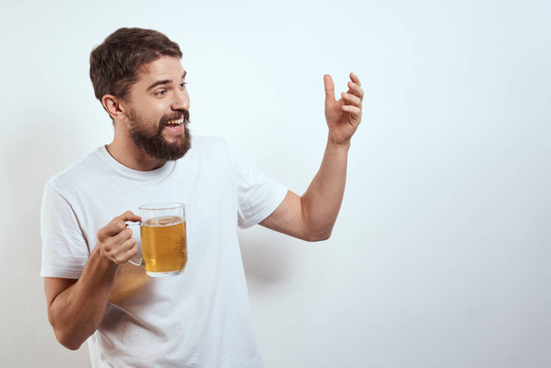 Alegre hombre taza cerveza alcohol borracho estilo de vida - Foto, imagen
