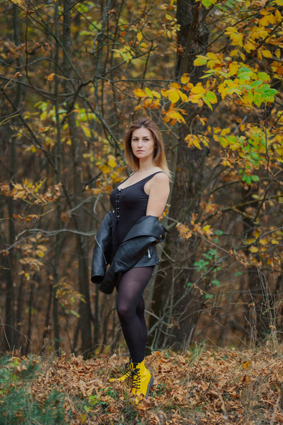 Beautiful woman posing in autumn forest. Beautiful pictures of women. - Foto, imagen