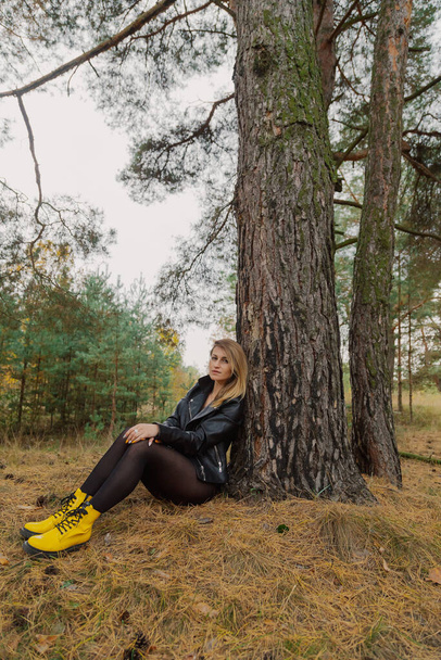 Schöne Frau posiert im Herbstwald. Schöne Bilder von Frauen. - Foto, Bild