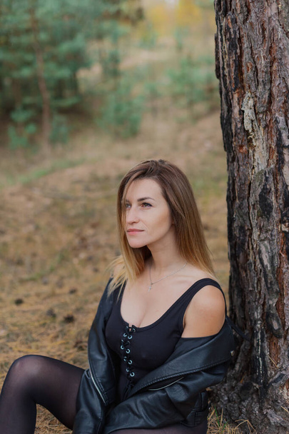 Mooie vrouw portret in het bos in de herfst. - Foto, afbeelding