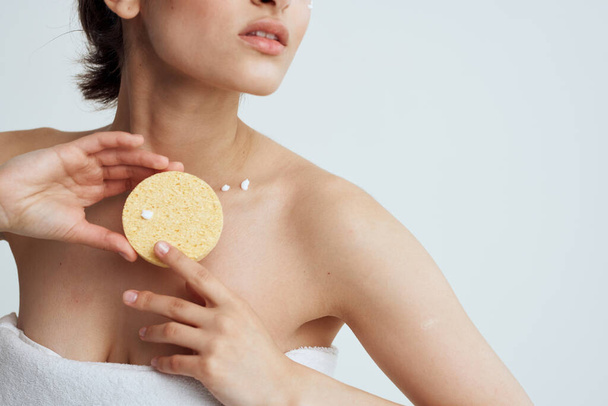 pretty brunette sponge hygiene shower clean skin - Fotografie, Obrázek