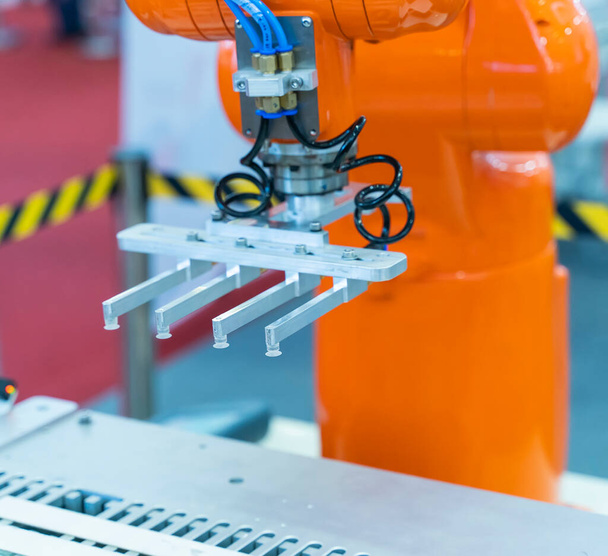 роботизированный пневматический поршневой агрегат на промышленном оборудовании, автоматизированный завод по производству сжатого воздуха - Фото, изображение