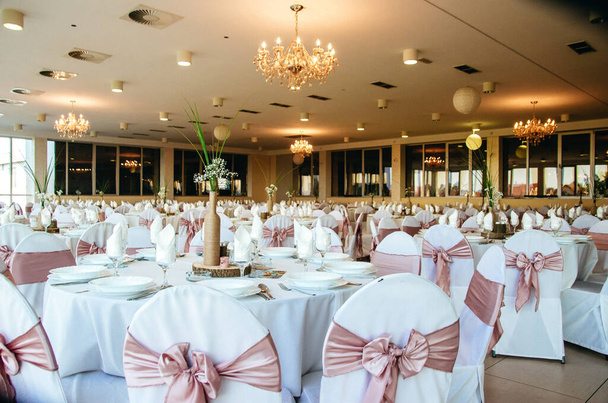 A beautifully arranged indoor wedding venue - Zdjęcie, obraz