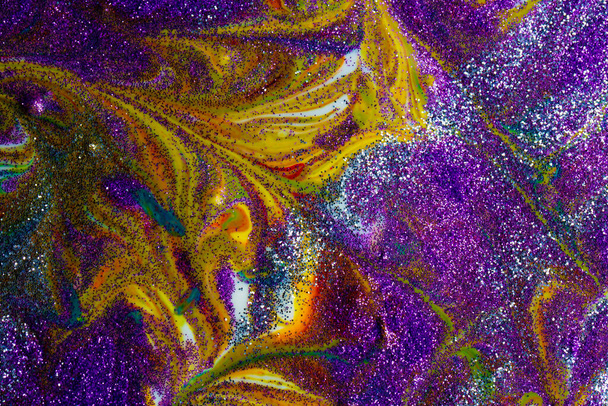 Mnohobarevné akrylové pozadí posypané fialovými flitry. Současná tvořivost. Barevná avantgardní textura. Pozadí složené z mnoha textur, tvarů a materiálů. - Fotografie, Obrázek