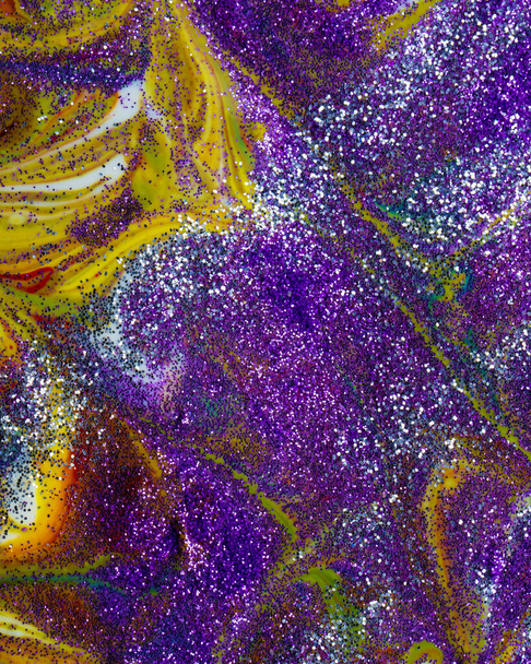 Mnohobarevné akrylové pozadí posypané purpurovými jiskrami. Současná tvořivost. Barevná avantgardní textura. Pozadí složené z mnoha tvarů a materiálů. - Fotografie, Obrázek