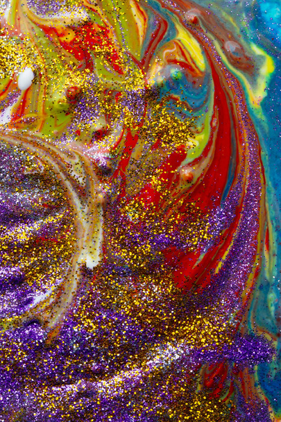 Mnohobarevné svislé akrylové pozadí posypané purpurovými jiskrami. Současná tvořivost. Barevná avantgardní textura. Pozadí složené z mnoha tvarů a materiálů. - Fotografie, Obrázek