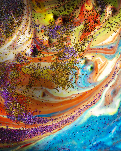 Veelkleurige acryl achtergrond met krullen bestrooid met paarse en gouden sprankelingen. Hedendaagse creativiteit. Een kleurrijk avant-gardistisch schilderij met rijke textuur. Een achtergrond bestaande uit vele vormen en materialen. - Foto, afbeelding