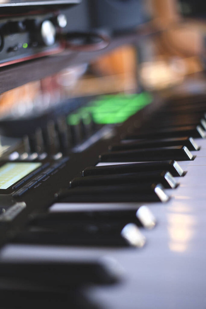 A music artist's home studio midi keyboard - Foto, Imagen