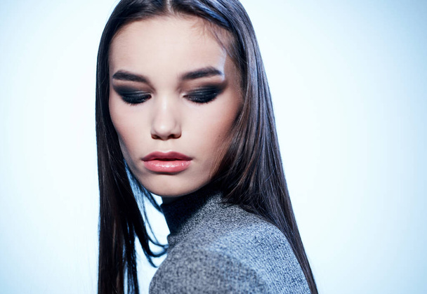 Abend Make-up charmante Frau Modell brünett grauer Pullover - Foto, Bild