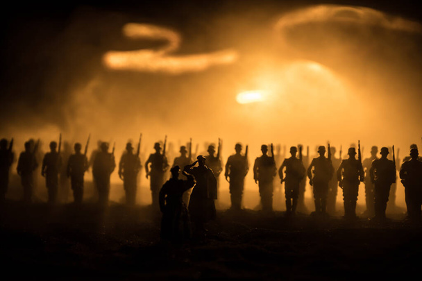 Koncepcja wojny. Wojskowe sylwetki walczące sceny na tle nieba mgły wojennej, żołnierze wojny światowej sylwetka poniżej chmury Skyline W nocy. Niemieccy żołnierze w szeregu. Skupienie selektywne - Zdjęcie, obraz