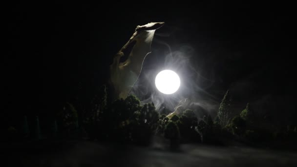 Τεράστιο κόκκαλο ζώου στο σκοτάδι. Νύχτα με ομίχλη και φως στο φόντο. Επιλεκτική εστίαση - Πλάνα, βίντεο