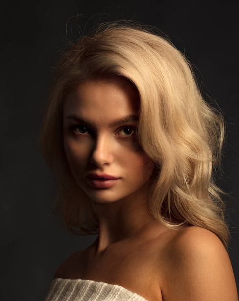 Блондинка-модель, позирующая на камеру  - Фото, изображение