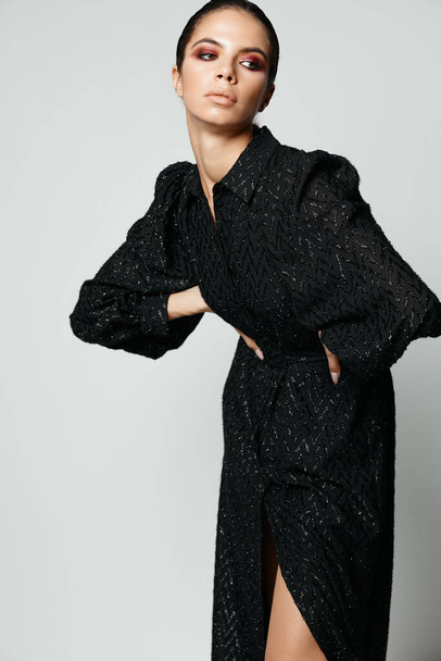 Брюнетка боковой взгляд черный платье гламурная мода - Фото, изображение