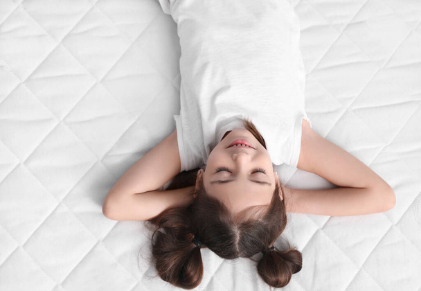 Dívka spí na pohodlné matraci - Fotografie, Obrázek