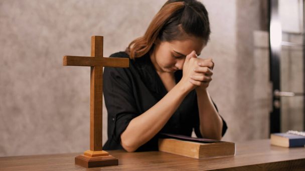 Młoda azjatycka chrześcijanka modląca się do Jezusa Chrystusa w kościele. - Zdjęcie, obraz