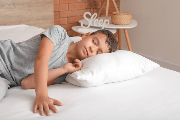 快適なマットレスの上で眠っている小さな男の子の朝 - 写真・画像